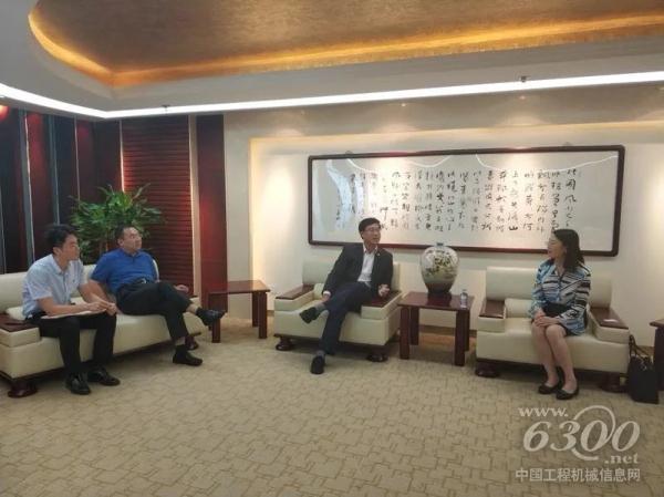 中國航空技術(shù)國際工程有限公司總經(jīng)理劉洪光與徐工進(jìn)出口副總經(jīng)理張巖梅交流雙方海外業(yè)務(wù)拓展情況