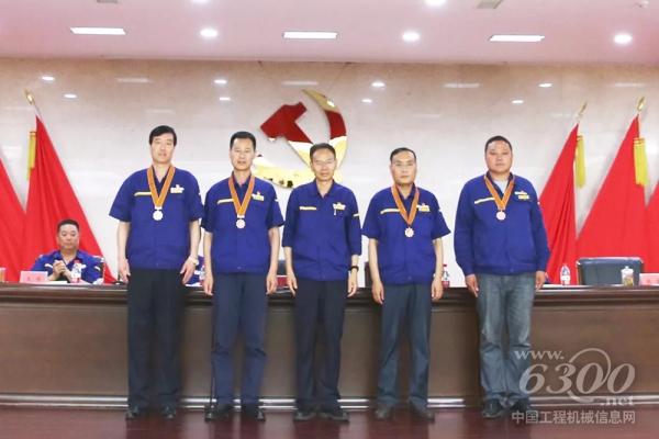 徐工集團(tuán)副總經(jīng)理事業(yè)部總經(jīng)理、黨委書記李宗為二星、三星年功章獲得者頒發(fā)紀(jì)念章