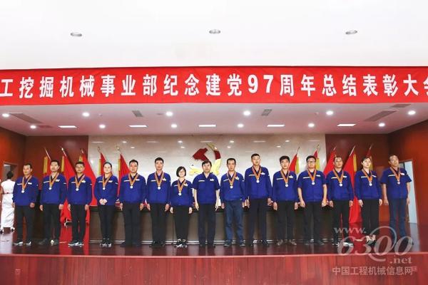 事業(yè)部副總經(jīng)理宋之克為一星年功章獲得者頒發(fā)紀(jì)念章