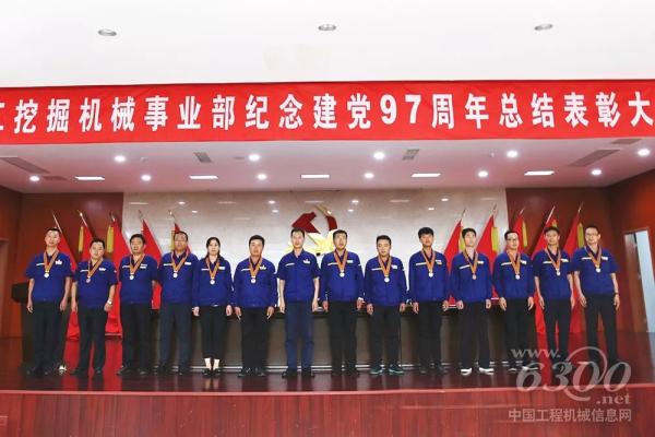 事業(yè)部黨委副書記、紀(jì)委書記、工會(huì)主席于愛(ài)軍為一星年功章獲得者頒發(fā)紀(jì)念章
