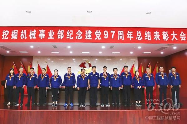 事業(yè)部副總經(jīng)理張宏為一星年功章獲得者頒發(fā)紀(jì)念章