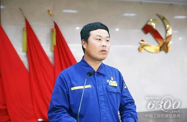 年功紀(jì)念章獲得者、礦機(jī)裝配廠工段長(zhǎng)張雷作交流分享