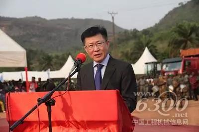 中國駐幾內(nèi)亞大使卞建強(qiáng)在啟動(dòng)儀式上發(fā)言