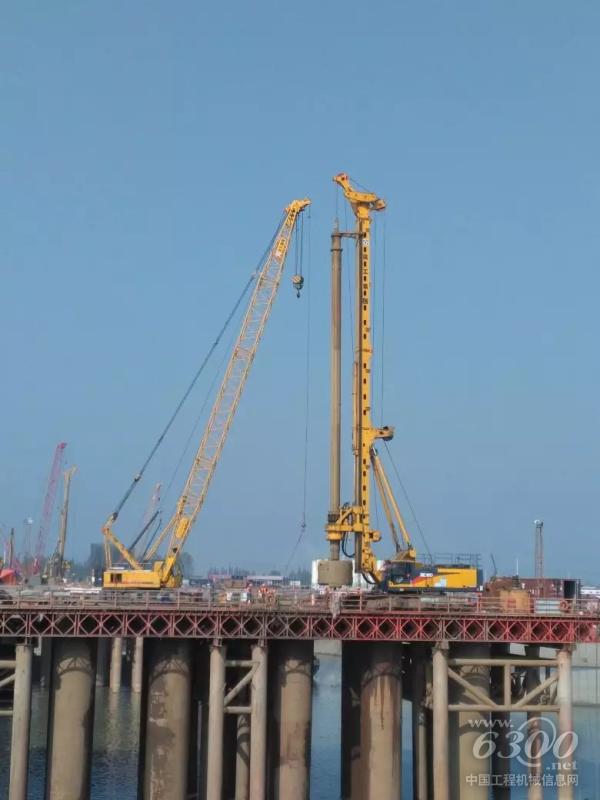 徐工XR550D旋挖鉆機(jī)、<a href=http://product.d1cm.com/lvdaidiao/ target=_blank>履帶吊</a>助力武漢青山大橋