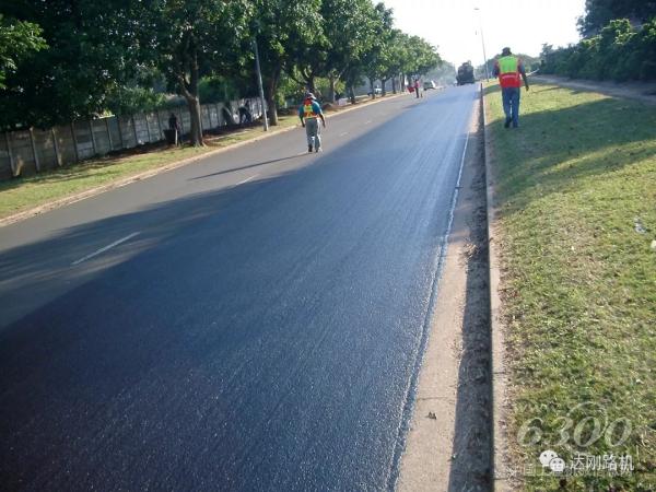 達(dá)剛路機(jī)·智能型橡膠<a href=http://product.d1cm.com/sabuche/ target=_blank>瀝青灑布車</a>在南非