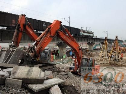 施工機械在寶成鐵路石亭江大橋南岸拆除舊橋基礎(chǔ)