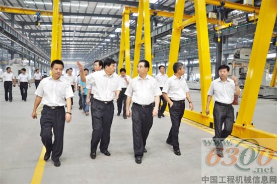 陜西省委常委、省政法委書記宋洪武(右三)參觀渭南工業(yè)園