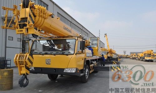 員工對安徽柳工的新一代汽車起重機(jī)進(jìn)行最后的檢查