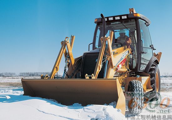 凱斯挖掘裝載機(jī)冒雪全天候工作