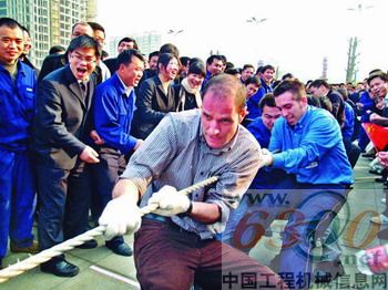 CIFA的同事們也喜歡了中國的拔河運(yùn)動(dòng)