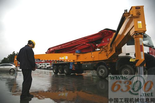 發(fā)車儀式上，泵車操作手正在對設(shè)備做最后的調(diào)試