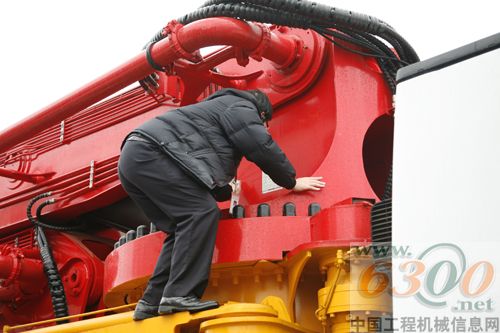 湖南省進(jìn)出口檢驗(yàn)檢疫局工作人員正在對(duì)設(shè)備進(jìn)行檢查