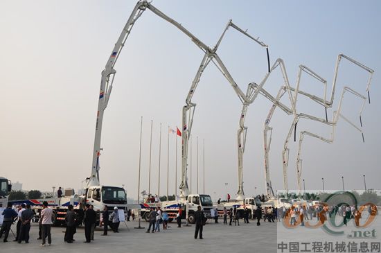 400余名廣東客戶參觀巡展現(xiàn)場，從38米至60米的泵車攪拌車組成了強大的巡展產(chǎn)品陣容
