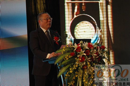 全國政協(xié)委員、湖南省政協(xié)副主席龍國鍵致歡迎辭