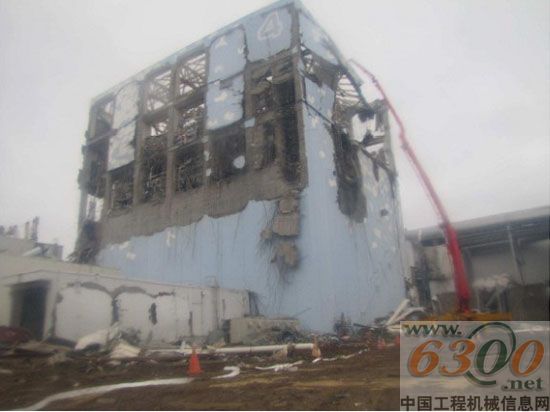 2011年3月22日普茨邁斯特混凝土輸送泵車(chē)M58-5在為日本福島4號(hào)反應(yīng)堆注水