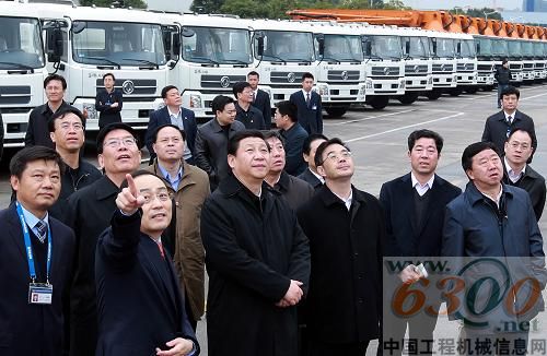 習近平在長沙中聯(lián)重工科技發(fā)展股份有限公司觀看工程機械產品展示