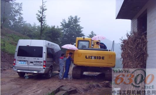 力 士 德 工作人員冒雨維修