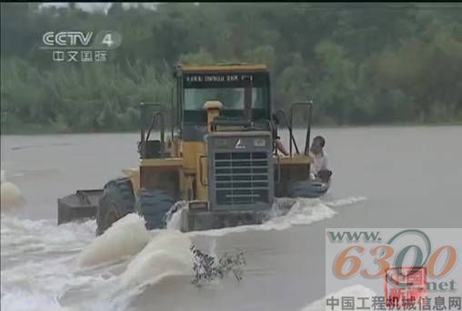 　臨工裝載機(jī)洪水中救人
