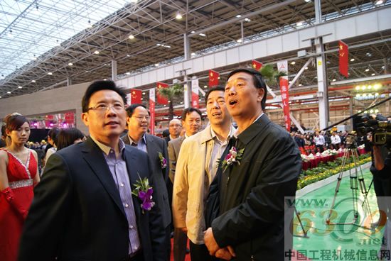 三一重工,世界最長(zhǎng)臂架泵車(chē)