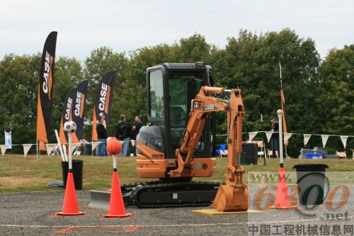 比賽中的凱斯小型挖掘機(jī)