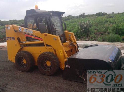 徐工滑移裝載機(jī)閃耀海南公路建設(shè)