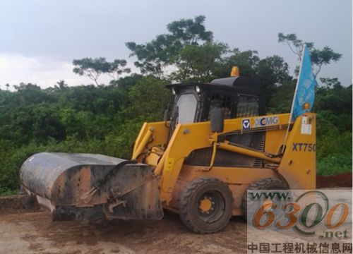 徐工滑移裝載機(jī)閃耀海南公路建設(shè)